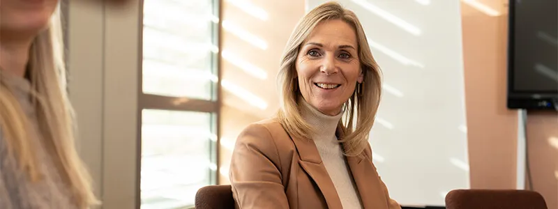 Vier collega's zij in overleg.